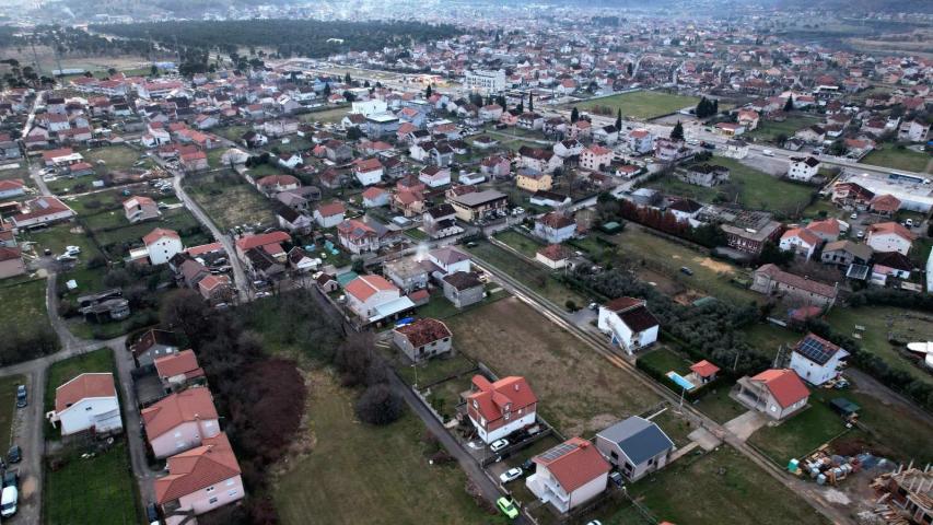 Na prodaju urbanizovano zemljište 1.000 m² na mirnoj i atraktivnoj lokaciji – Zlatica, Podgorica