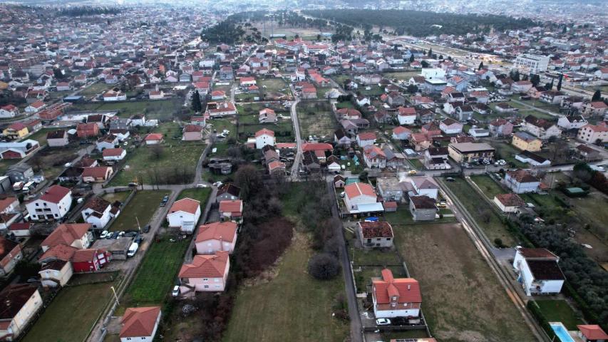 Na prodaju urbanizovano zemljište 1.000 m² na mirnoj i atraktivnoj lokaciji – Zlatica, Podgorica