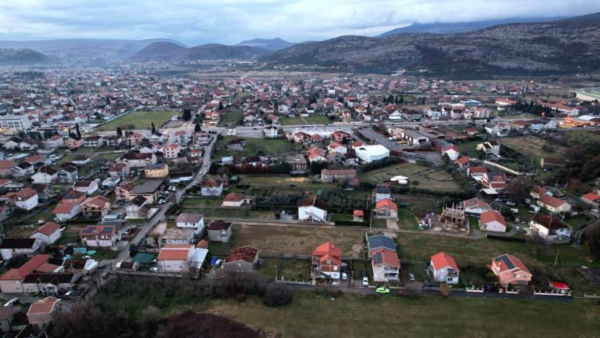 Na prodaju urbanizovano zemljište 1.000 m² na mirnoj i atraktivnoj lokaciji – Zlatica, Podgorica