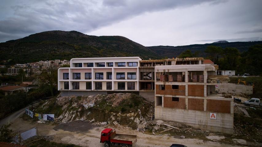 Jednosoban apartman 94.1m2 u novom kompleksu sa panoramskim pogledom na more – Tivat