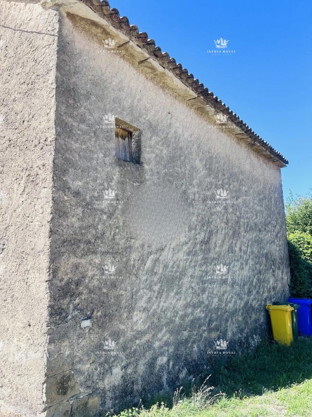 Istra, Buje, Momjan, vieille maison istrienne de 107m2 à rénover, électricité, eau, 75 000 €, parcel