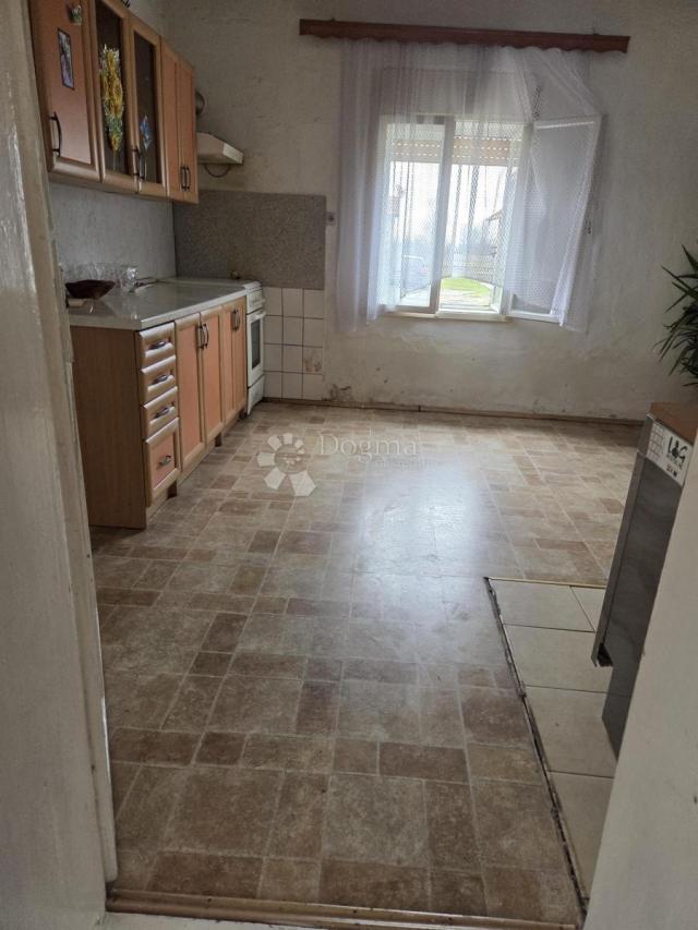 Kuća za renovaciju u centru Retkovaca – odlična prilika