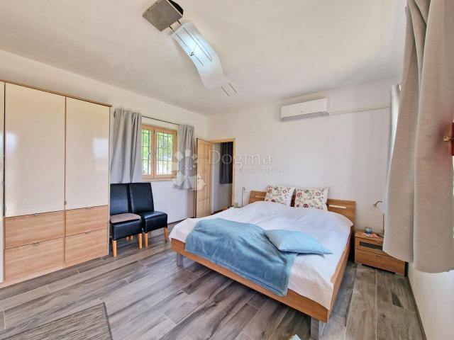KUĆA SA PANORAMSKIM POGLEDOM I NA 200M OD MORA!
