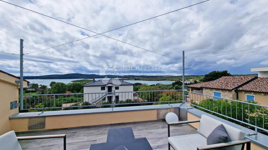 KUĆA SA PANORAMSKIM POGLEDOM I NA 200M OD MORA!