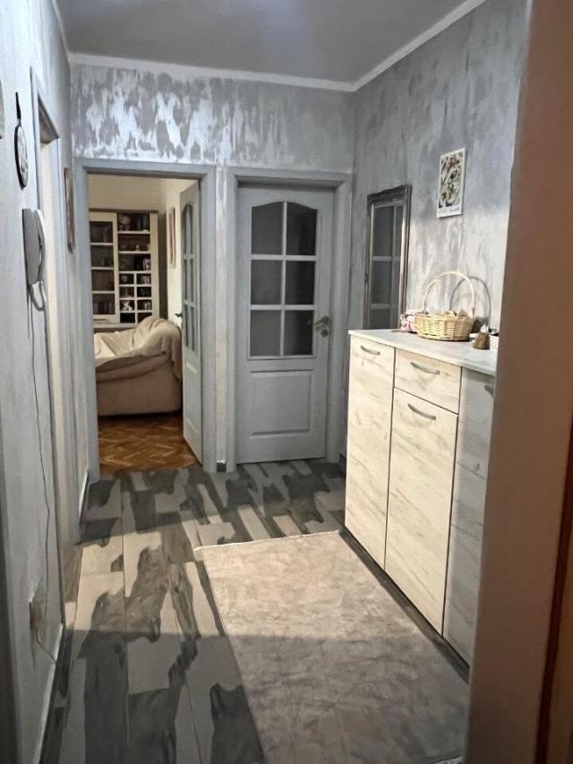 Troiposoban stan, 100m2, Pejton, IZDAVANJE