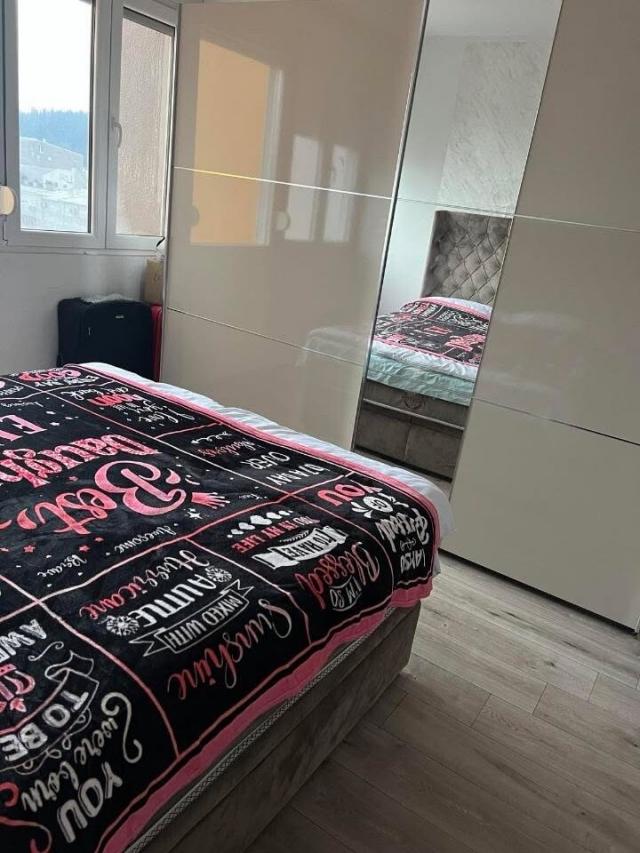 Troiposoban stan, 100m2, Pejton, IZDAVANJE