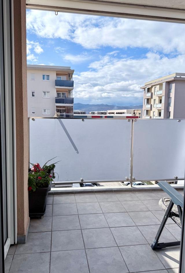 Prodaja luksuzno opremljenog trosobnog stana 72m2 u Podgorici – City Kvart