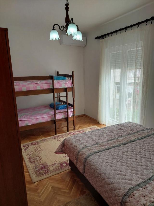 Jednosoban opremljen stan sa garaznim mestom -Budva (Na duzi period, dostupan od 01.08.2026)