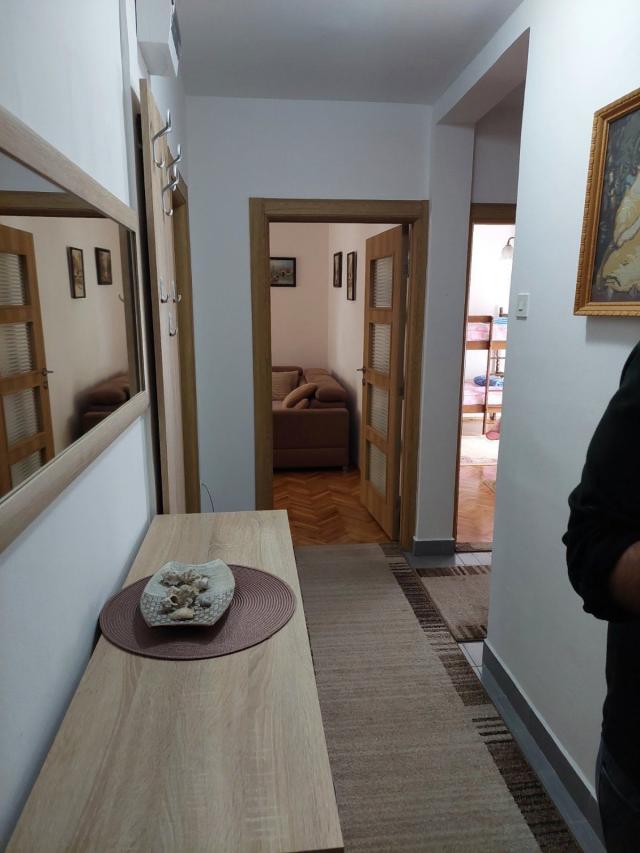 Jednosoban opremljen stan sa garaznim mestom -Budva (Na duzi period, dostupan od 01.08.2026)