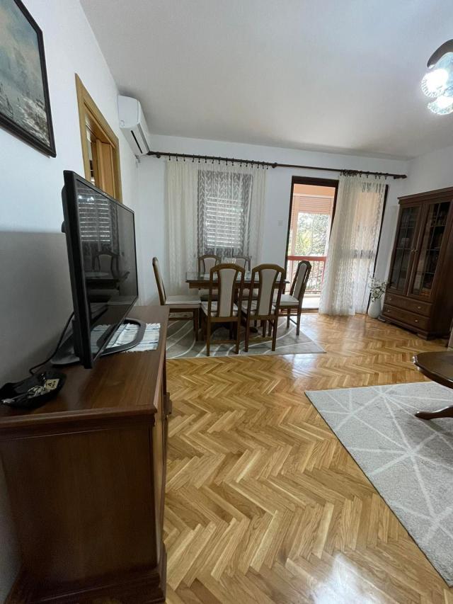 Jednosoban opremljen stan sa garaznim mestom -Budva (Na duzi period, dostupan od 01.08.2026)