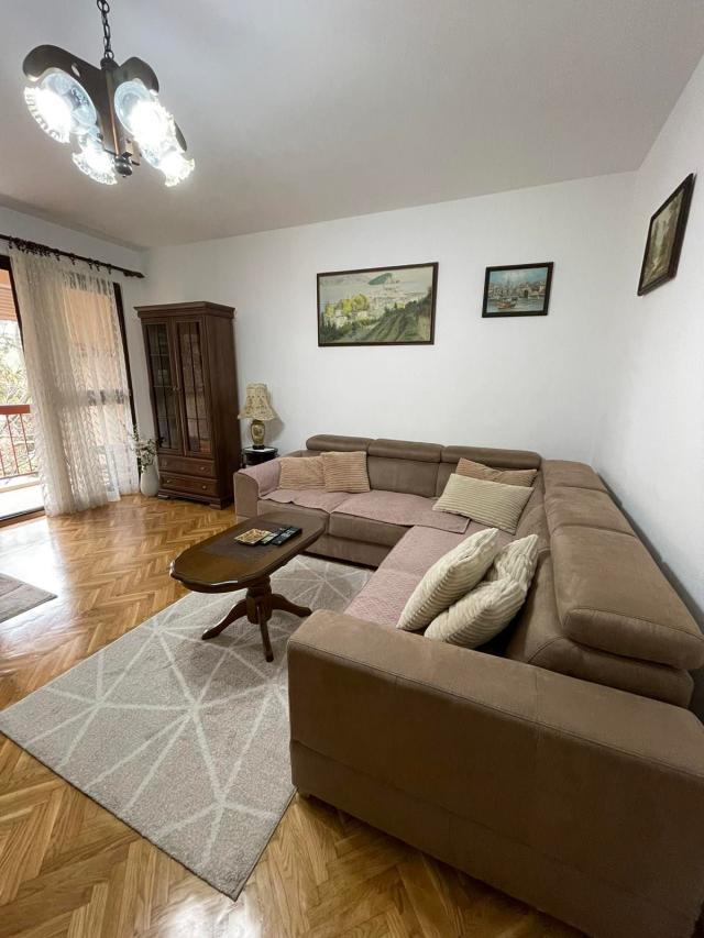 Jednosoban opremljen stan sa garaznim mestom -Budva (Na duzi period, dostupan od 01.08.2026)