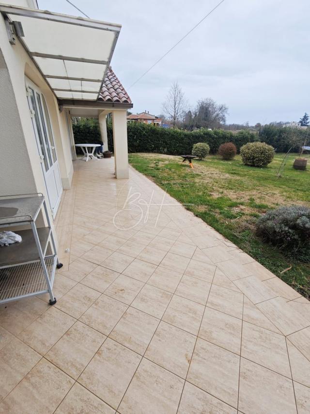 Samostojeća kuća s prostranom okućnicom