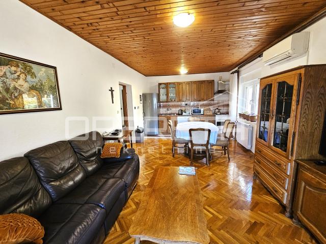 Obiteljska kuća s tri stana u centru Imotskog – vrt, dvorište i garaža
