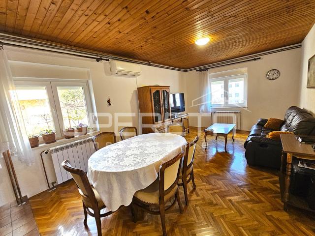 Obiteljska kuća s tri stana u centru Imotskog – vrt, dvorište i garaža
