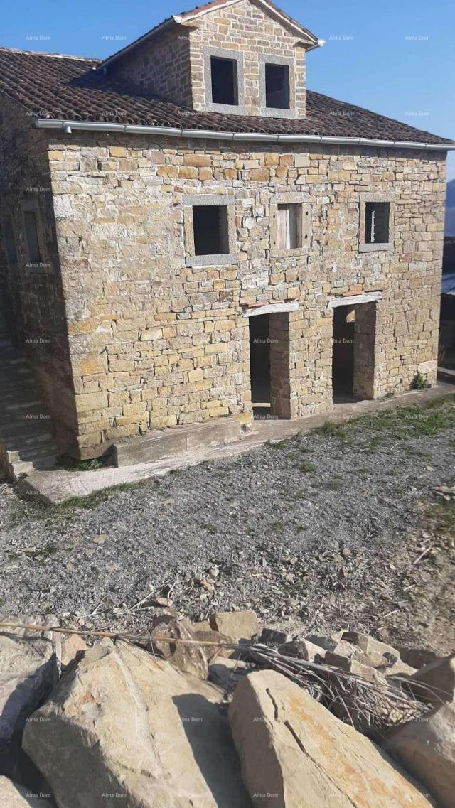 Kuća Kuća samostojeća stara za rekonstrukciju , blizina mjesta Motovuna. 