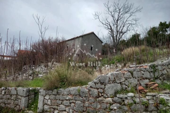 Kamena kuca u Zagori sa pogljedom na more