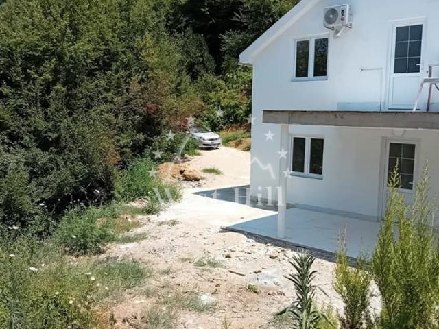 Legalna kuća u mirnom zelenom mestu