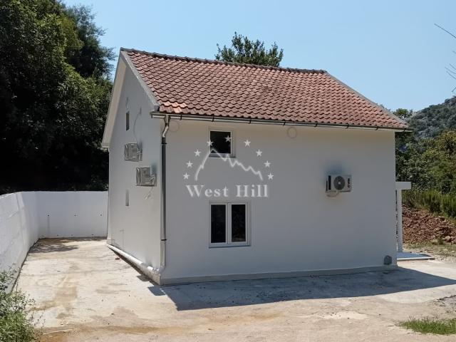 Legalna kuća u mirnom zelenom mestu