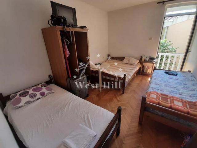 Prodaja kuca sa apartmanima blizu plaze, Petrovac, Budva - objekat 8311 - Crna Gora
