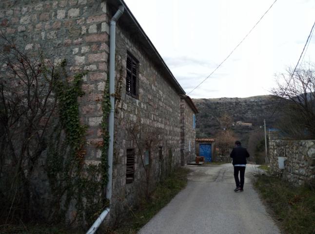 Kamena kuca sa velikim placem 
