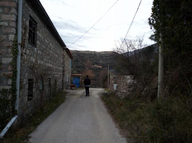 Kamena kuca sa velikim placem 