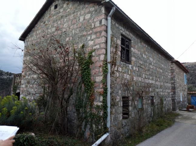 Kamena kuca sa velikim placem 