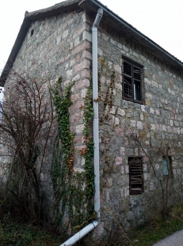 Kamena kuca sa velikim placem 