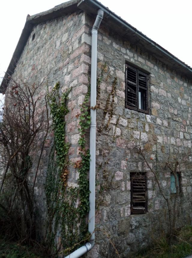 Kamena kuca sa velikim placem 