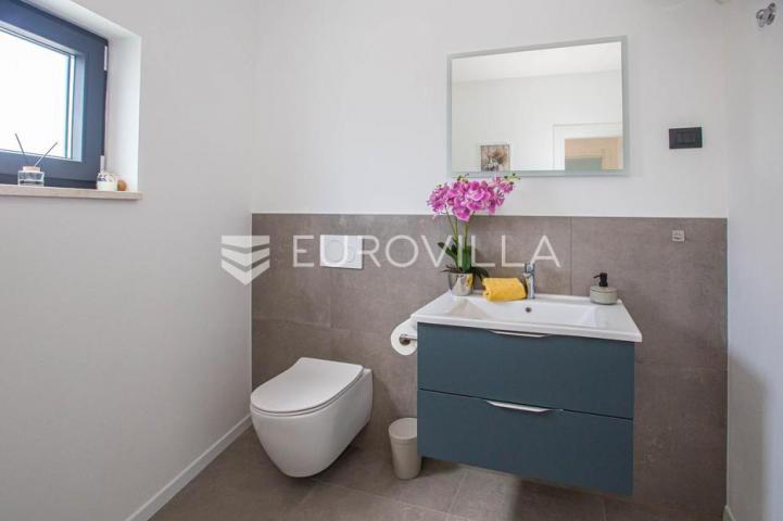 Istra, Vodnjan, dva renovirana stambena objekta s jacuzzijem na mirnoj lokaciji