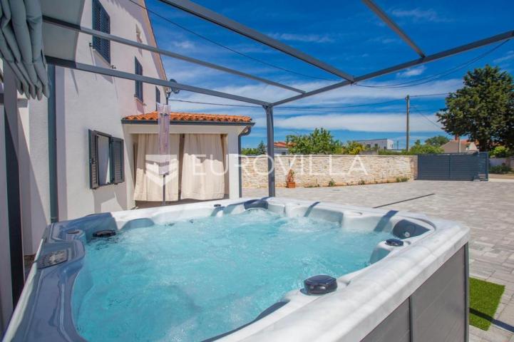 Istra, Vodnjan, dva renovirana stambena objekta s jacuzzijem na mirnoj lokaciji