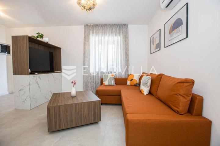 Istra, Vodnjan, dva renovirana stambena objekta s jacuzzijem na mirnoj lokaciji