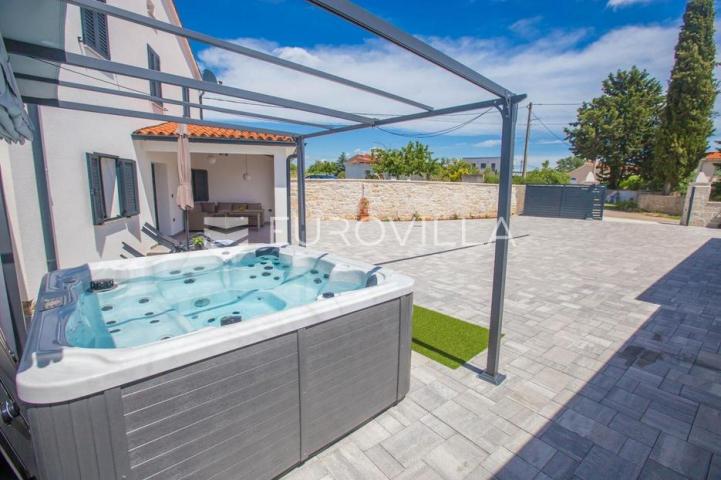 Istra, Vodnjan, dva renovirana stambena objekta s jacuzzijem na mirnoj lokaciji