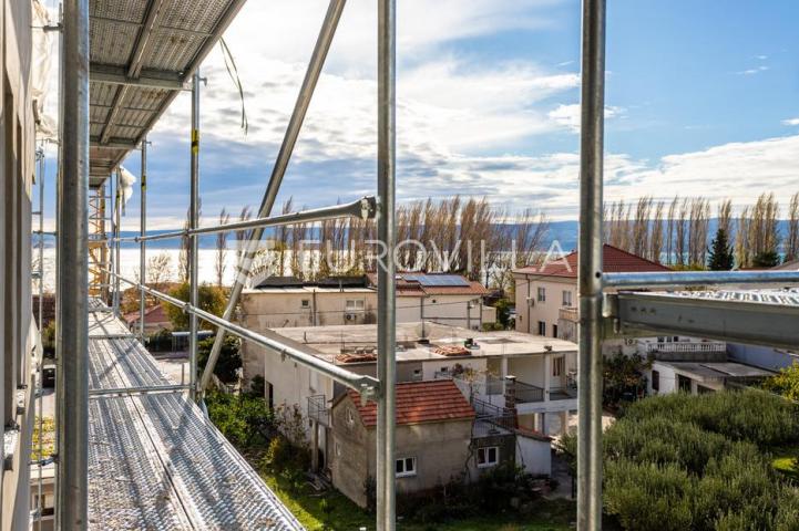 Omiš, prostran dvosoban stan, novogradnja u blizini mora