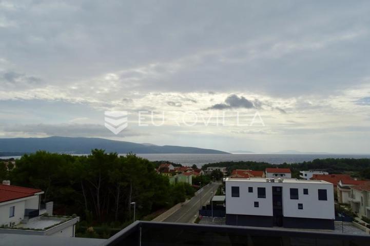 Krk, luksuzni penthouse, četverosoban stan 159 m², krovna terasa, 500 m od mora