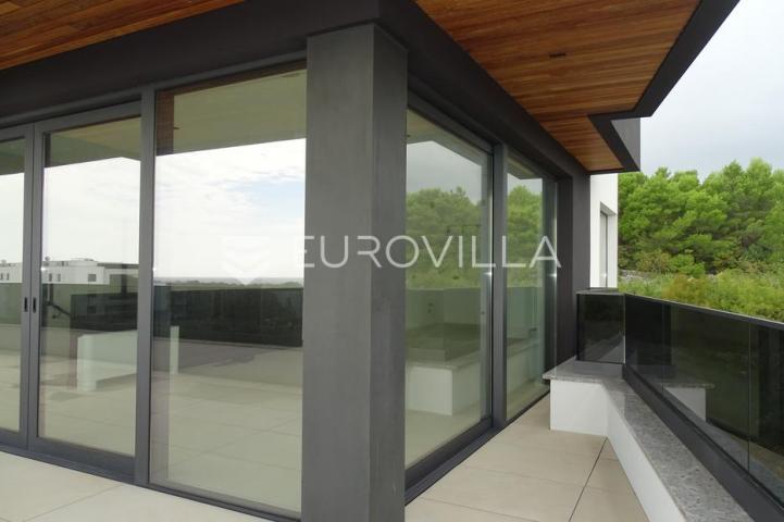 Krk, luksuzni penthouse, četverosoban stan 159 m², krovna terasa, 500 m od mora