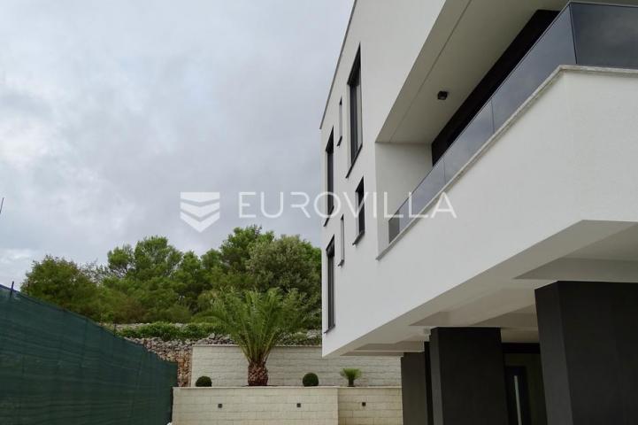 Krk, luksuzni penthouse, četverosoban stan 159 m², krovna terasa, 500 m od mora