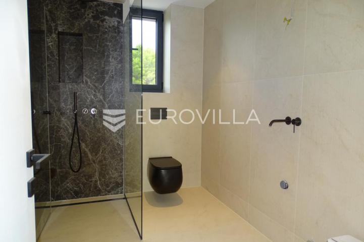 Krk, luksuzni penthouse, četverosoban stan 159 m², krovna terasa, 500 m od mora