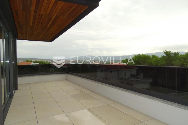 Krk, luksuzni penthouse, četverosoban stan 159 m², krovna terasa, 500 m od mora