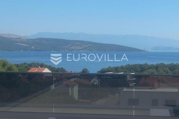 Krk, luksuzni penthouse, četverosoban stan 159 m², krovna terasa, 500 m od mora