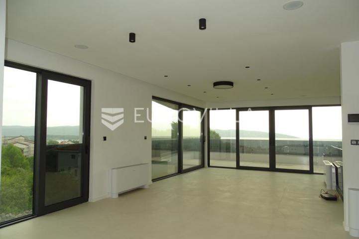 Krk, luksuzni penthouse, četverosoban stan 159 m², krovna terasa, 500 m od mora
