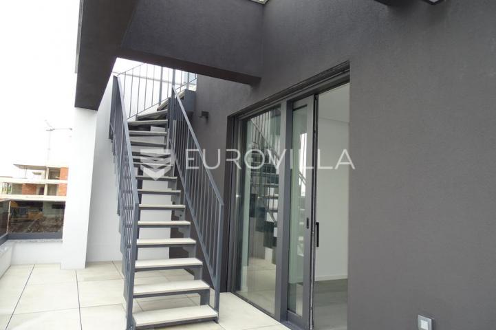 Krk, luksuzni penthouse, četverosoban stan 159 m², krovna terasa, 500 m od mora