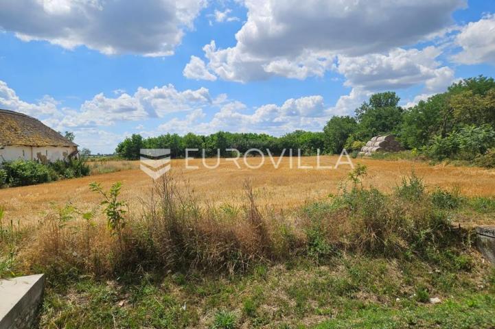 Branjina, imanje na parceli od 7658 m²