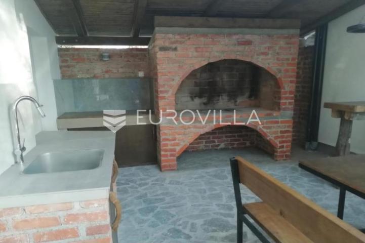 Karlovac, hostel 500 m², mirna lokacija, blizina centra