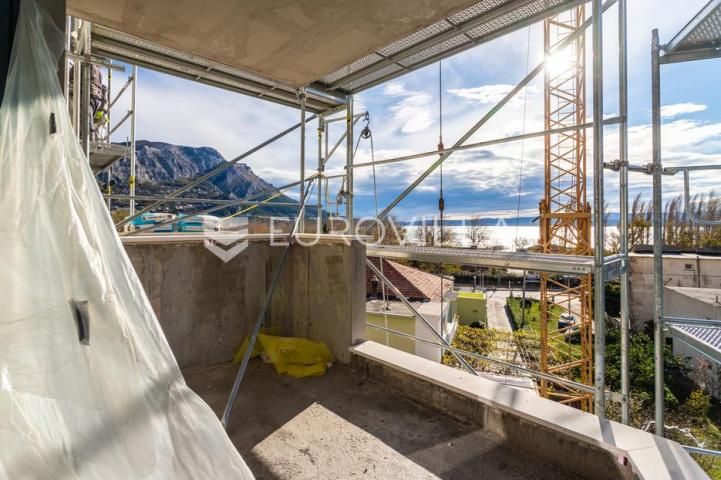 Omiš, dvosoban stan s terasom na trećem katu u blizini mora