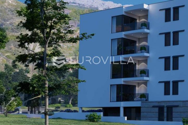Omiš, dvosoban stan s terasom na trećem katu u blizini mora