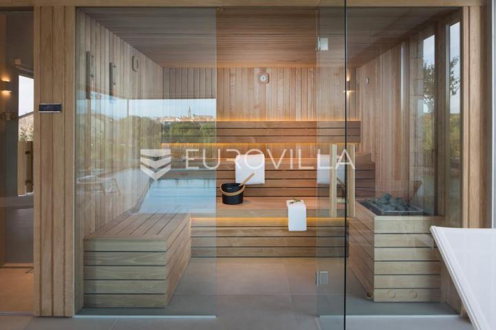 Istra, Bale, luksuzna vila s vanjskim i unutarnjim bazenom, saunom i s građevinskom zemljištem