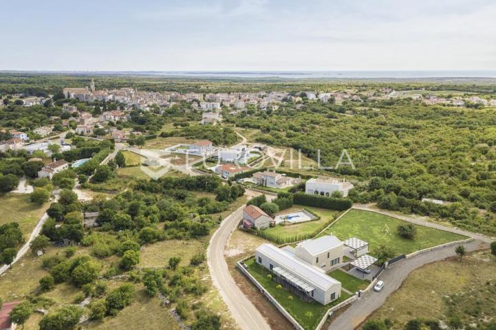 Istra, Bale, luksuzna vila s vanjskim i unutarnjim bazenom, saunom i s građevinskom zemljištem