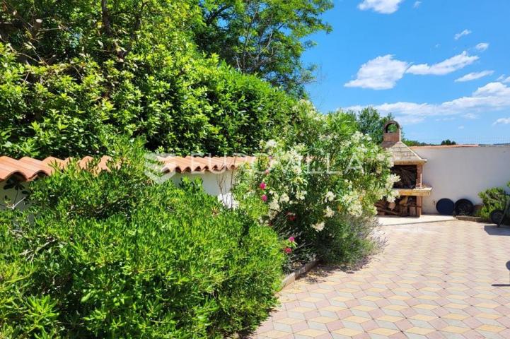 Istra, okolica Višnjana, apartmanska kuća 500 m² s bazenom i 4 stambene jedinice