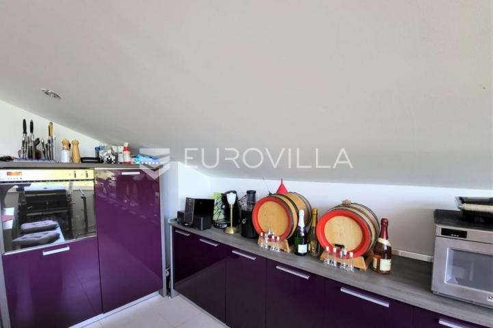 Istra, okolica Višnjana, apartmanska kuća 500 m² s bazenom i 4 stambene jedinice
