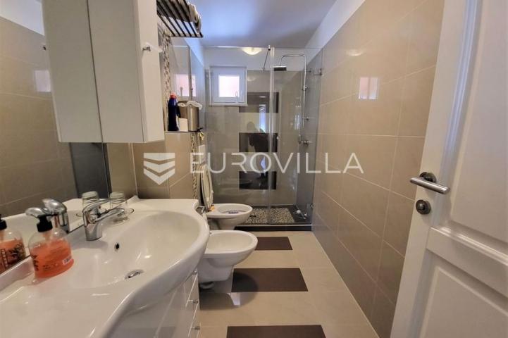 Istra, okolica Višnjana, apartmanska kuća 500 m² s bazenom i 4 stambene jedinice